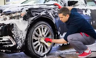水蜡洗车与普通洗车,车主为什么更倾向于前者,听听洗车工的自述